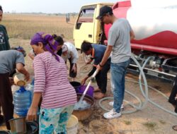 Satnarkoba Polres Metro Bekasi Terus Salurkan Bantuan Air Bersih kepada Warga Masyarakat Yang Terdampak Kekeringan