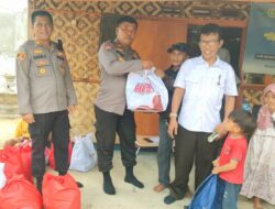 Dalam Rangka Baksos TNI – Polri Lulusan AKABRI 90 Tahun 2023 , Polsek Muaragembong Bagikan Paket Sembako dan Paket Pendidikan Pada Warga.