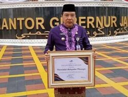 Pj Bupati Merangin Terima Penghargaan Taspen Pada Upacara Peringatan HUT Provinsi Jambi ke-67