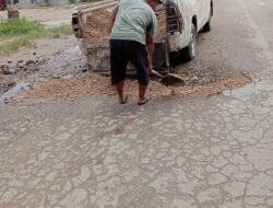 Respon Cepat Keluhan Warga terkait Jalan Rusak dan Berlubang, Aswido Tinjau dan Lakukan Perbaikan