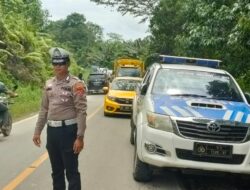 Sat Lantas Polres Melawi Mengamankan Arus Lalu Lintas di Ruas Jalan Provinsi Nanga Pinoh Sintang Desa Pemuar Akibat Longsor