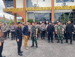 Dansatbrimob Tinjau Langsung Personel Pengamanan Aksi Unjuk Rasa Di Kantor Bupati Sintang