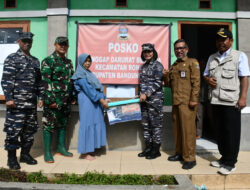 Pangkalan TNI AL Bandung Serahkan Bantuan Sosial Korban Bencana Tanah Bergerak di Kampung Cigombong Desa Cibedug Kecamatan Rongga Kabupaten Bandung Barat