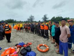 TNI AL dan Tim SAR Gabungan Berhasil Evakuasi ABK Kapal Kandas dan Terdampar Karena Badai