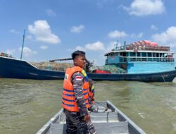 Pos TNI AL Sinaboi Evakuasi KLM. Cahaya Rezeki 99 Yang Mengalami Rusak Mesin