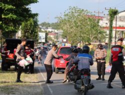 Polisi Bagikan Takjil di Depan Mako Disertai Himbauan Tertib Berlalulintas