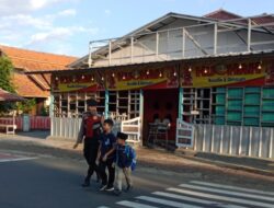 Polisi Majalengka Berikan Pelayanan Pagi Bantu Anak Sekolah Menyeberang Jalan di Bulan Ramadhan