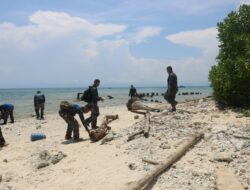 Aksi Bersih Pantai di Pulau Tikus, Lanal Bengkulu Komitmen Dukung Program Laut Bersih di Provinsi Bengkulu