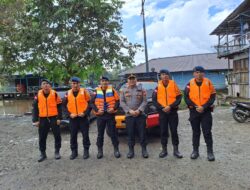 Tim SAR Brimob dan Polsek Pinoh Melaksanakan Patroli Air untuk Antisipasi Banjir