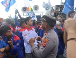 Buruh dan Polisi di Majalengka Joget Bersama, Sebuah Kesan yang Membahagiakan di Hari Buruh Internasional