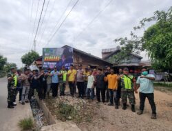 Geuchik Gampong Sungai Pauh Tanjung Gotong Royong Bersama Warga Memasang Baleho Usir Narkoba. 