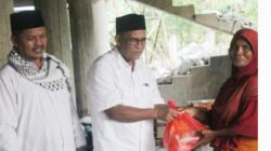 Dalam Kunjungannya  Sulaiman Tole-Abdul Hamid Santuni Ratusan Korban Angin Kencang Di Peureulak Timur. 