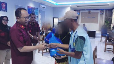 PEMBERIAN SEMBAKO DALAM KEGIATAN BAKTI SOSIAL LAPAS KELAS 1 CIREBON