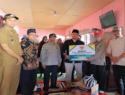 Tinjau Pasca Kebakaran Pasar Kumpulan, Pjs. Bupati Pasaman Serahkan Bantuan