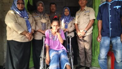 COOLING SYSTEM Yayasan Pundi Amal Polsek Tabir Selatan Polres Merangin Sambangi Perempuan Penderita Diabetes di Desa Bungo Tanjung.