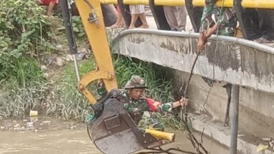 Tingginya Curah Hujan,Babinsa Koramil 06/Spn Kodim 0417/Kerinci ,GORO Bersihkan Sungai.